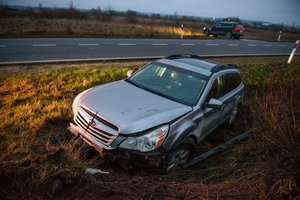 Šiauliuose – girto kelių erelio skrydis į griovį