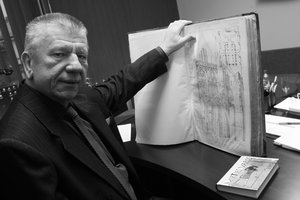 Mirė nusipelnęs lietuvių rašytojas, skulptorius Juozas Šikšnelis