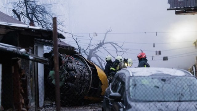 Vilniuje nukritus lėktuvui į įvykio vietą suskubo tarnybos: gelbėtojai kovoja su liepsnomis