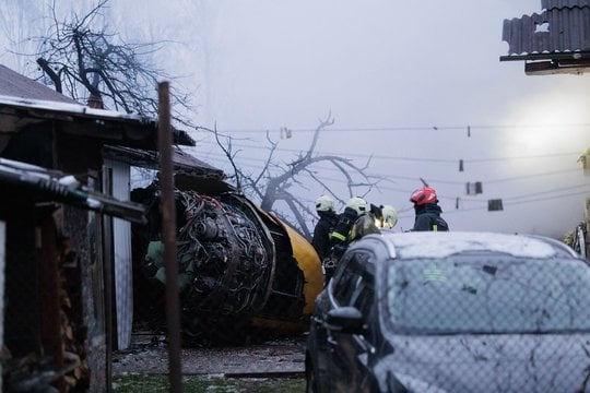 Užfiksavo tarnybų darbą prie nukritusio lėktuvo: su liepsnomis kovojo gausios pajėgos