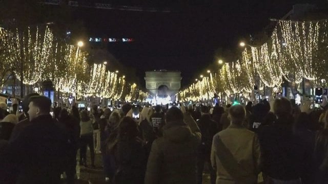 Paryžius spinduliuoja kalėdine dvasia: šimtais lempučių sužibo garsioji Eliziejaus laukų alėja