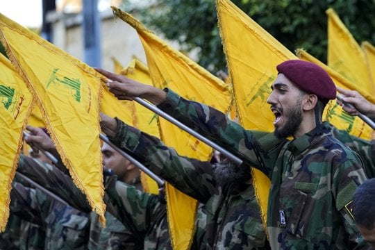 Artimuosiuose Rytuose toliau kyla įtampa ir paliaubomis net nekvepia: „Hezbollah“ į Izraelį paleido apie 250 raketų