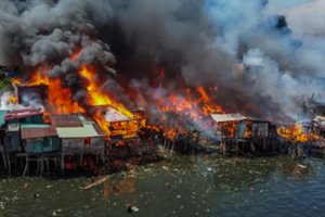 Šėlstanti ugnis didžiausiame Manilos lūšnyne sunaikino tūkstančius trobesių