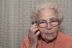 Iš proto varanti senutė: kaip DI kovoja su telefoniniais sukčiais?