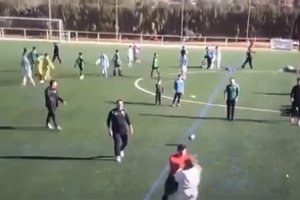 Jaunojo futbolininko mama pašėlo – užsipuolė kumščiais teisėją