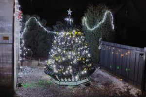 Įžiebta eglė, kokios dar niekas nematė: kaunietė su giminėmis ir kaimynais ją kūrė dvejus metus