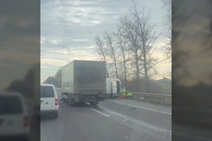 Ir vėl avarija greitkelyje prie Rumšiškių – sunkvežimis rėžėsi į kelininkų autobusiuką, nukentėjo žmogus