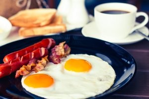 Pavojinga kombinacija: kodėl specialistai nerekomenduoja pusryčiams kiaušinių su kava