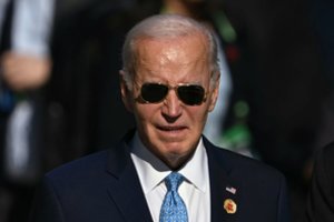 Iš J. Bideno – „tylus“ prašymas JAV Kongresui dėl didelio paramos paketo Ukrainai