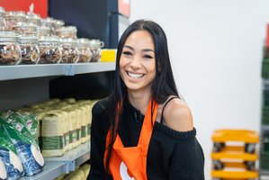 „Maisto banko“ atiduotuvėje savanore tapusi Keitė Arai: „Jaučiuosi tarsi Kalėdų senelio padėjėja“