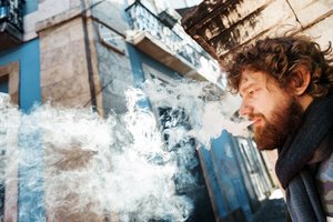 Jau ir privačiame žemės sklype rūkoriams nelieka vietos: blogi įpročiai gali brangiai atsirūgti