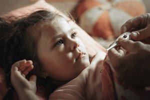 Vaikų peršalimas gydomas kitaip nei suaugusiesiems: įvardijo dažniausiai daromas klaidas