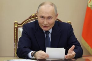 V. Putinas „nemato pagrindo panikuoti“ dėl nuvertėjančio rublio