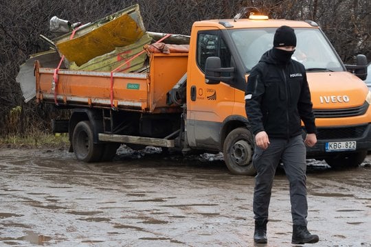 Iš aviakatastrofos vietos išgabenamas DHL lėktuvo nuolaužos: atsakė, kas bus su jomis