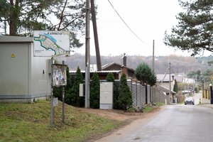 Nuostabioje vietoje įsikūrusieji jaučiasi patekę į spąstus: vandens nėra, gręžinių turėti neleidžia 