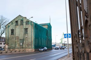 Klaipėdiečių galvos skausmas: į gatvę išlindęs ir jau pavojų keliantis namas – nepajudinamas