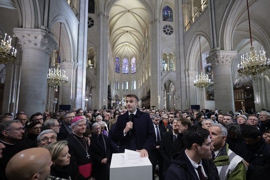 Po pertraukos duris vėl atvers Paryžiaus Dievo Motinos katedra: darbus apžiūrėjo E. Macronas