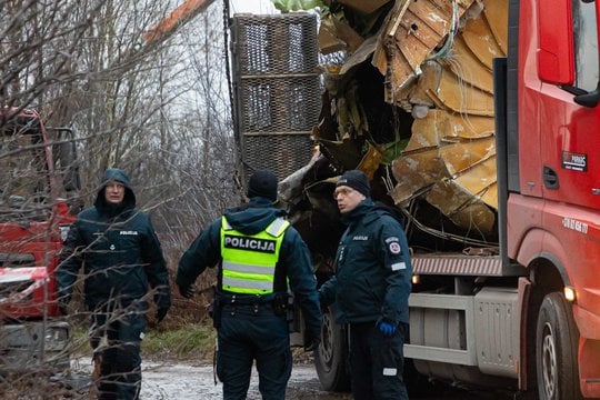 Pasidalijo, kaip sekėsi rinkti nukritusio DHL lėktuvo nuolaužas: procesas nebuvo lengvas, neišvengta ir smalsuolių