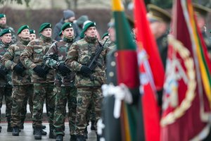 Visuomenė labiausiai pasitiki kariuomene ir policija, mažiausiai – Seimu