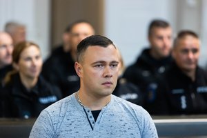 Moters nužudymu tarnybos metu kaltinamo policininko byloje ruošiamasi baigiamosioms kalboms