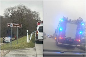 Kėdainių r. nuo šlaito nusirito vilkikas – sužeistas vairuotojas išvežtas į ligoninę