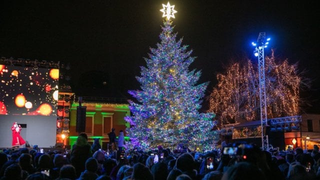 Kalėdų dvasia pasiekė ir Klaipėdą: įžiebta besisukanti eglutė