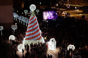 Įžiebta Jonavos Kalėdų eglė jau renka komplimentus: aikščiojo ir vietiniai, ir svečiai