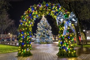 Kretingoje sužibusi natūrali eglė pakvietė į pamirštą senovinių Kalėdų magiją