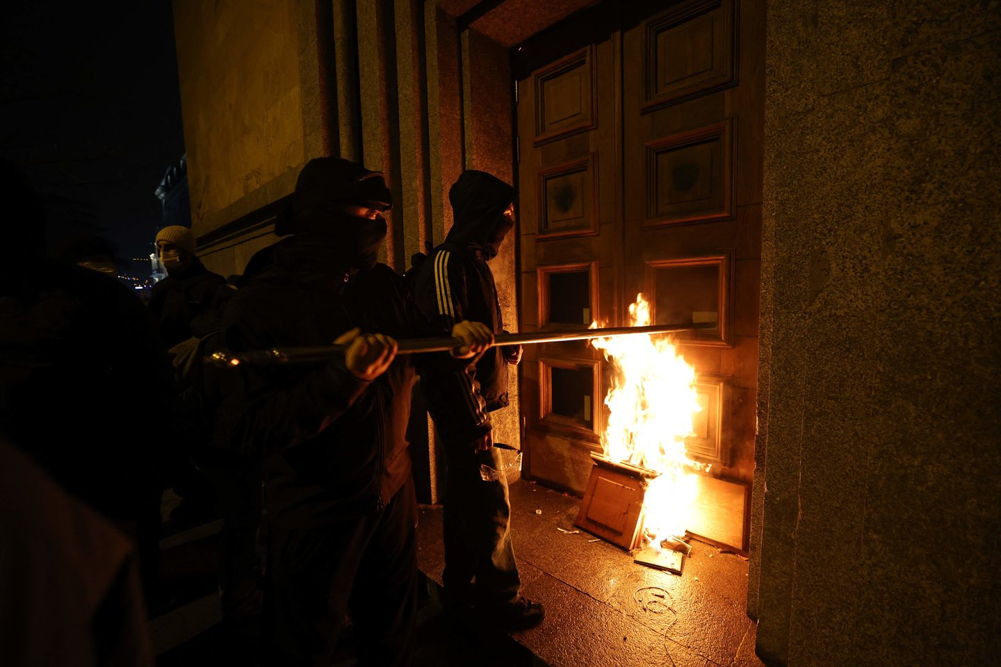 Protestuotojai padegė Sakartvelo parlamento duris.<br>AFP/Scanpix nuotr.