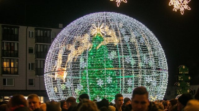 Širvintos pasitiko žiemos šventes: įžiebta kalėdiniame žaisliuke spinduliuojanti žaliaskarė