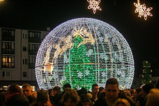 Širvintos pasitiko žiemos šventes: įžiebta kalėdiniame žaisliuke spinduliuojanti žaliaskarė