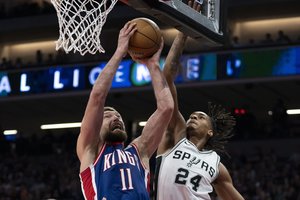 D. Sabonį pranoko V. Wembanyama, o „Kings“ dramatiškai suklupo prieš „Spurs“