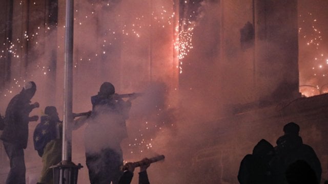 Per įnirtingus ir aršius mitingus Sakartvele sužeistas 21 policininkas: demonstrantai į juos leido fejerverkus