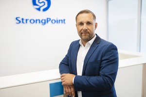 „StrongPoint“ plečia tarptautinę veiklą – 2025 metais aptarnaus kelis šimtus Jungtinės Karalystės mažmeninės prekybos tinklo parduotuvių