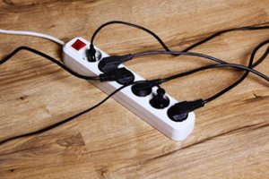 Niekada nejunkite šių prietaisų prie ilgintuvo: gali kilti gaisras