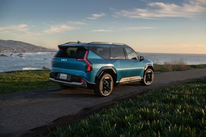 Formuojasi naujas automobilių segmentas – septynviečiai elektra varomi krosoveriai: kokie jie šiandien?