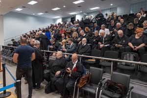 Kaltinamoji riaušių byloje per teismo posėdį nuvedė vaikus pas odontologą ir gavo baudą