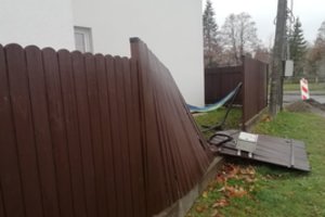 Kaimynų tvorą automobiliu išvertusiam šiauliečiui po pusės paros nustatytas beveik 2 prom. girtumas