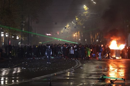 Tbilisyje įsiplieskę protestai sužeidė 26 žmones: tarp jų – ministerijos atstovai