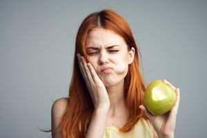 Odontologė įvardijo dažniausias klaidas, sukeliančias dantų jautrumą atvėsus orams