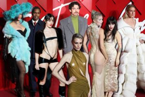 Prestižiniai mados apdovanojimai Londone: ant raudono kilimo – ryškiausios žvaigždės ir nuogybių fiesta