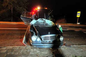 Panevėžyje į medį atsirenkus automobiliui nukentėjo 17-metis