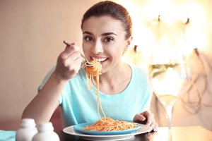 Šventės be sunkumo jausmo: patarimai, kaip natūraliai pagerinti virškinimą