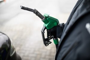 Benzinas Lietuvoje ir toliau išlieka pigesnis už dyzeliną