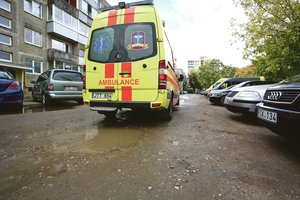 Gyventojus baudžia, gražiai prašo, bet prie namo vis tiek neprivažiuoja: per tykančias kliūtis kyla baisios pasekmės