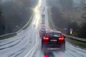 Tai – signalas vairuotojui nedelsiant sustoti: kitu atveju, galite patirti tūkstantines išlaidas