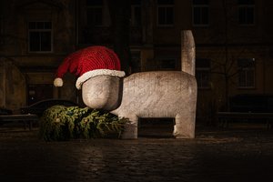 Kalėdoms papuošė Vilniaus skulptūras: kviečia atrasti šventinę miesto magiją 