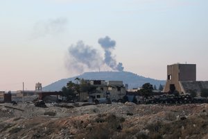 Stebėtojai: Sirijoje sukilėliai, užėmę Hamą, veržiasi Homso miesto link