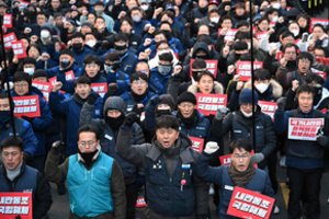 Pietų Korėjos policija tikisi, kad į mitingus šeštadienį susirinks dešimtys tūkstančių žmonių