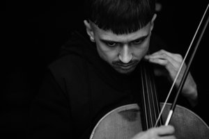 Violončelininkas Arnas Kmieliauskas: „Klaidoje taip pat esama grožio“